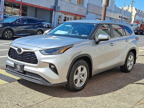 Certified 2024 Toyota Highlander LE image 3