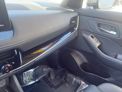Used 2025 Nissan Rogue SL w/ Tech Package AWD/4WD image 11