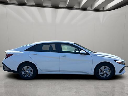 Certified 2025 Hyundai Elantra SE FWD image 6