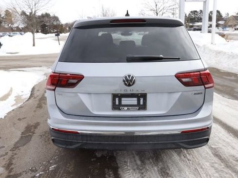 Used 2022 Volkswagen Tiguan SE w/ Panoramic Sunroof Package image 4