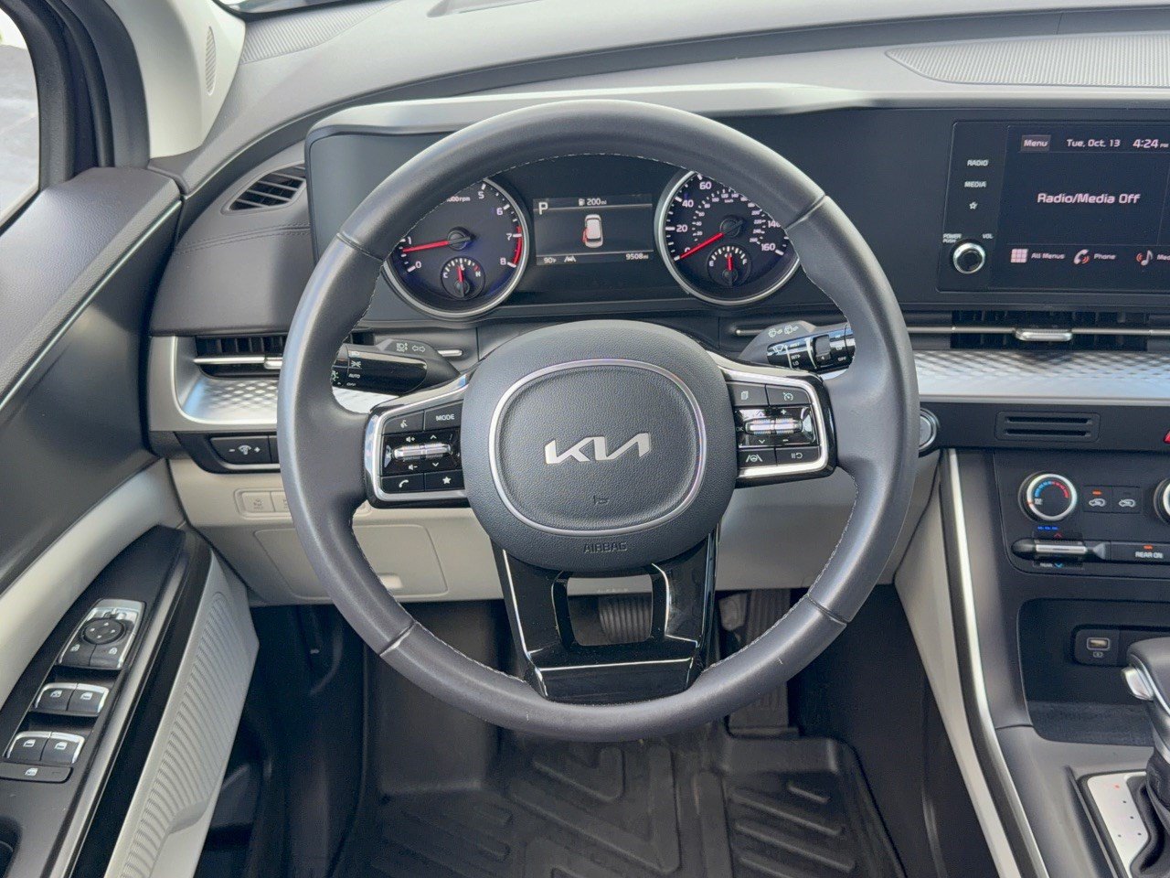 Used 2024 Kia Carnival LX FWD image 10