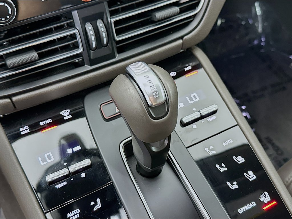 Certified 2025 Porsche Macan AWD/4WD image 19