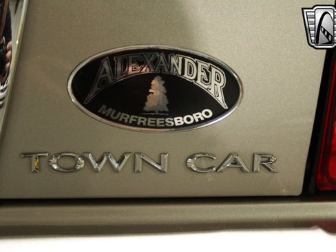 Used 2003 Lincoln Town Car Executive image 14