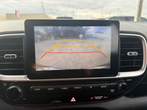 Used 2021 Hyundai Venue SE image 19