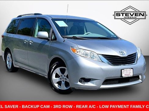 Used 2013 Toyota Sienna LE FWD image 1