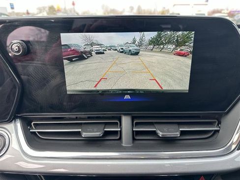 Used 2025 Chevrolet Trax LT w/ Sunroof Package image 21