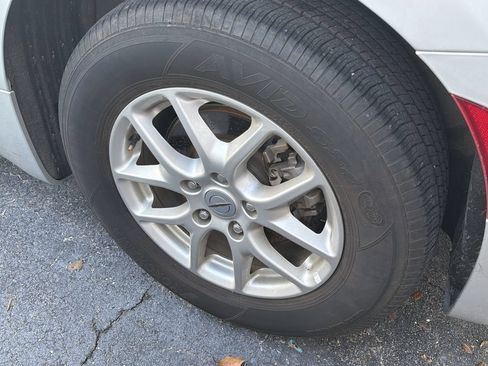 Used 2024 Chrysler Pacifica Touring-L FWD image 9
