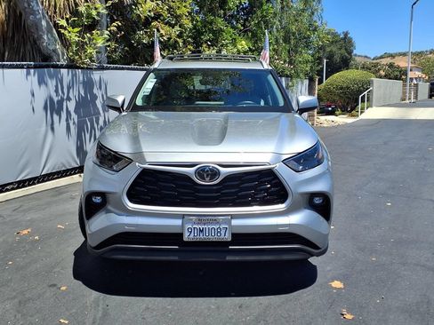 Used 2022 Toyota Highlander XLE FWD image 2