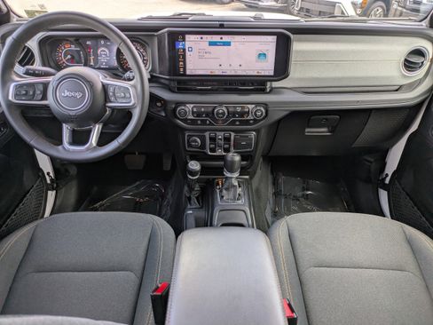 Used 2025 Jeep Wrangler Unlimited Sahara AWD/4WD image 14