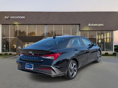 Used 2025 Hyundai Elantra SEL FWD image 3