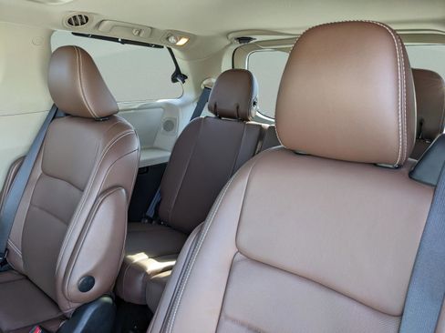 Used 2017 Toyota Sienna Limited image 23