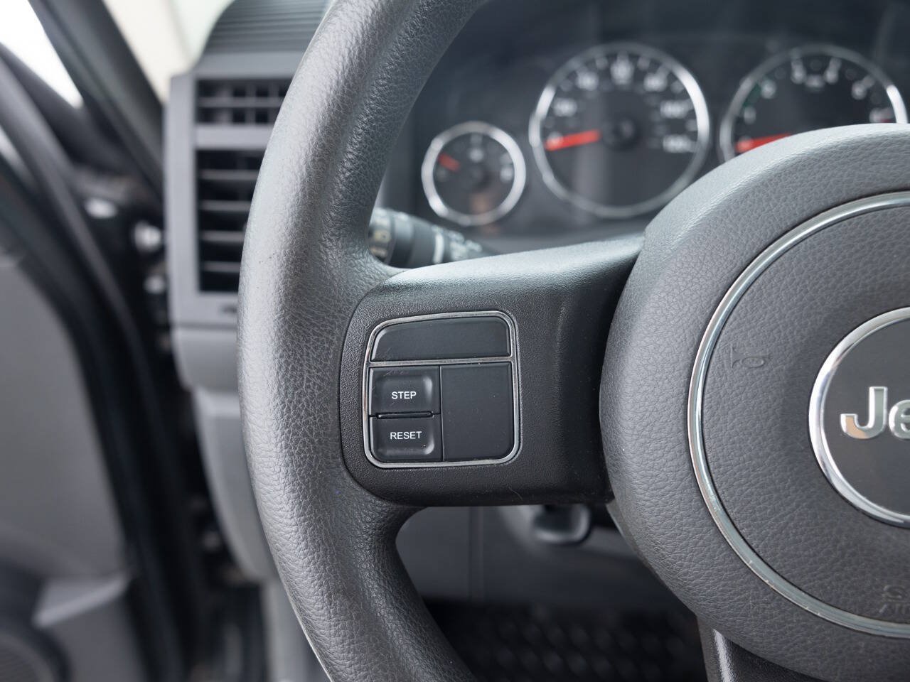 Used 2012 Jeep Liberty Sport AWD/4WD image 35