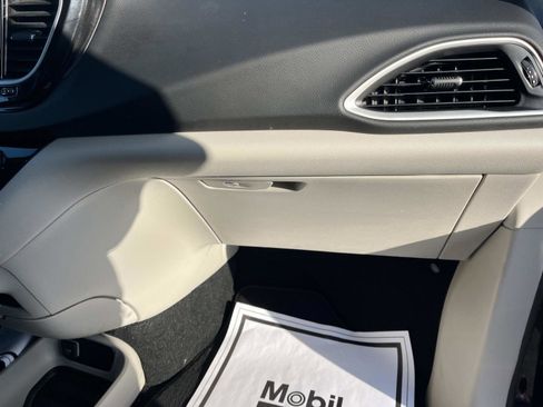 Used 2024 Chrysler Pacifica Touring-L image 27