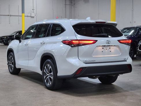 Used 2022 Toyota Highlander XLE FWD image 11