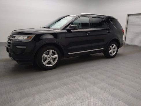 Used 2018 Ford Explorer XLT image 2