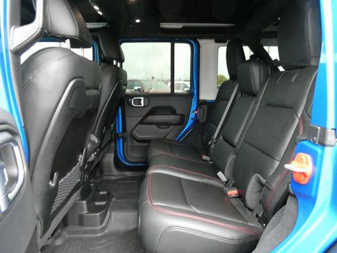 Used 2024 Jeep Wrangler Unlimited Rubicon w/ Technology Group image 17