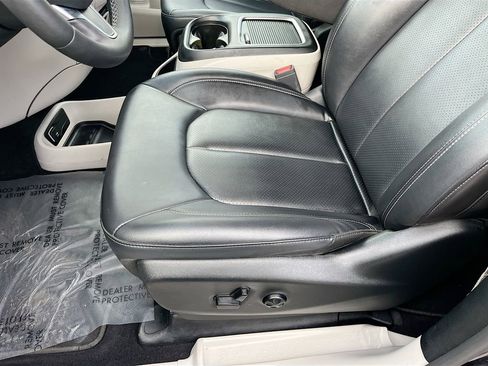 Used 2024 Chrysler Pacifica Limited FWD image 20