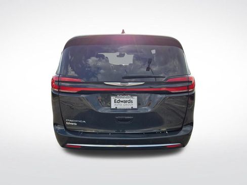 Used 2023 Chrysler Pacifica Touring-L FWD image 4