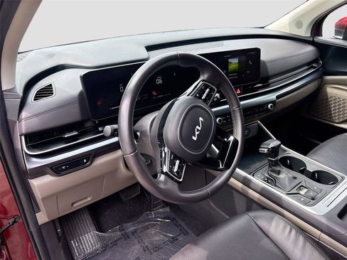 Used 2025 Kia Carnival FWD image 9