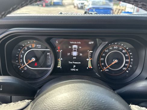 Used 2025 Jeep Gladiator Rubicon w/ Safety Group AWD/4WD image 10