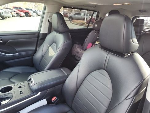 Used 2023 Toyota Highlander XLE image 8