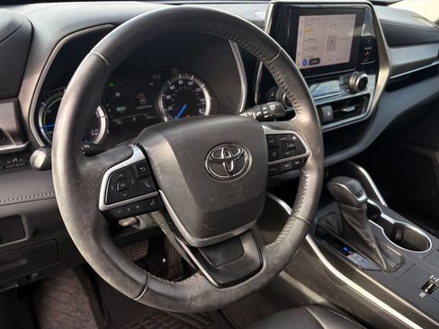 Used 2023 Toyota Highlander XLE AWD/4WD image 9