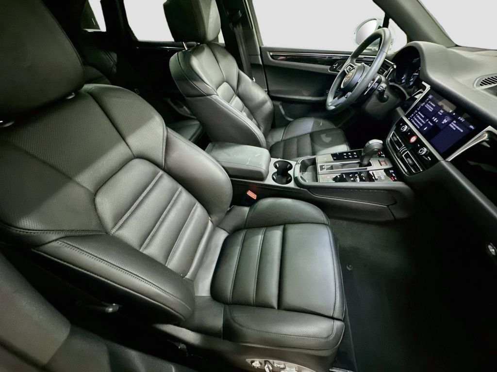 Certified 2025 Porsche Macan AWD/4WD image 29