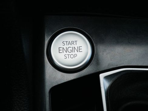 Certified 2022 Volkswagen Tiguan SE image 31