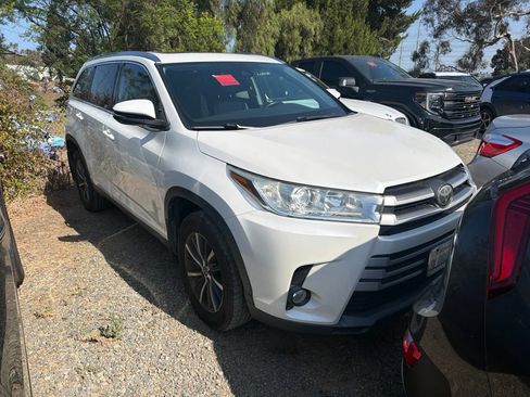 Used 2019 Toyota Highlander XLE AWD/4WD image 2