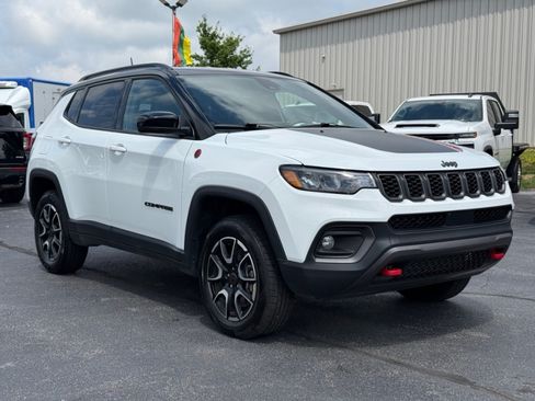 Used 2025 Jeep Compass Trailhawk AWD/4WD image 2