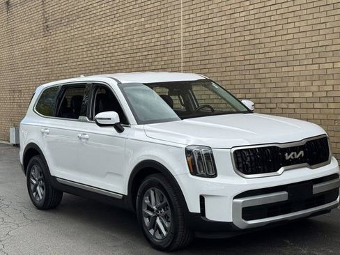 Used 2024 Kia Telluride LX FWD image 2