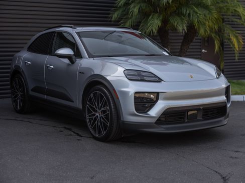 Certified 2026 Porsche Macan 4S Electric AWD/4WD image 5
