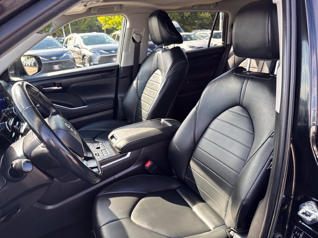 Used 2023 Toyota Highlander XLE AWD/4WD image 16