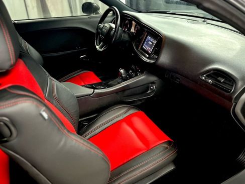 Used 2019 Dodge Challenger SXT image 18