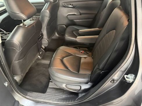 Used 2023 Toyota Highlander XLE AWD/4WD image 38