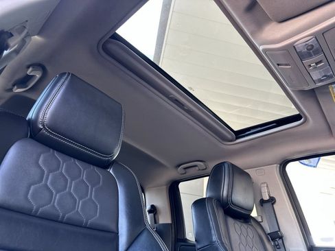 Used 2022 Nissan Frontier SV w/ SV Premium Package RWD image 15