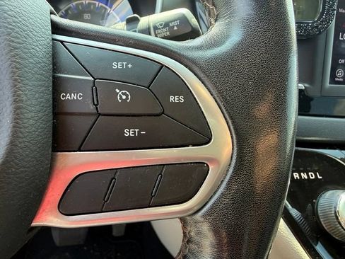 Used 2020 Chrysler Pacifica Touring-L FWD image 15