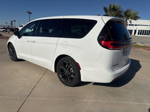 New 2026 Chrysler Pacifica Select image 3