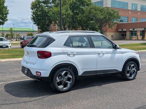 Used 2026 Hyundai Venue SEL FWD image 5