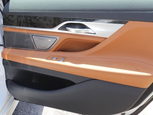 Used 2018 BMW 750i RWD image 17