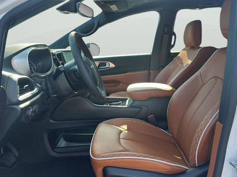 Used 2026 Chrysler Pacifica Pinnacle w/ Trailer Tow Group FWD image 26