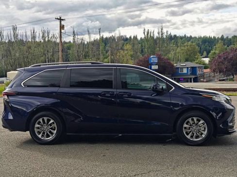 Used 2023 Toyota Sienna LE AWD/4WD image 9