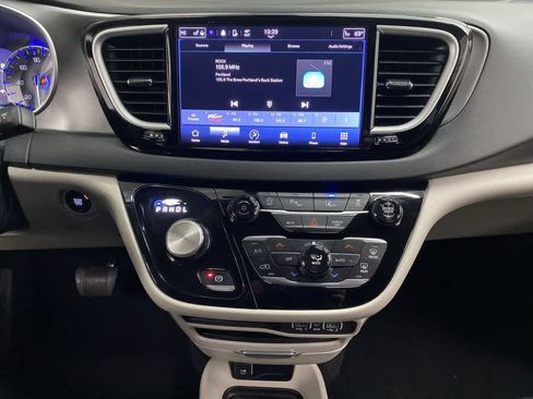 Used 2024 Chrysler Pacifica Touring-L FWD image 24