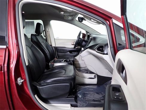 Used 2019 Chrysler Pacifica Touring-L image 32