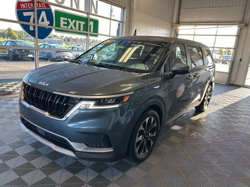 Certified 2024 Kia Carnival EX image 3