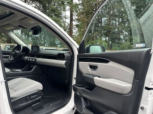 Used 2023 Honda Pilot Touring image 11