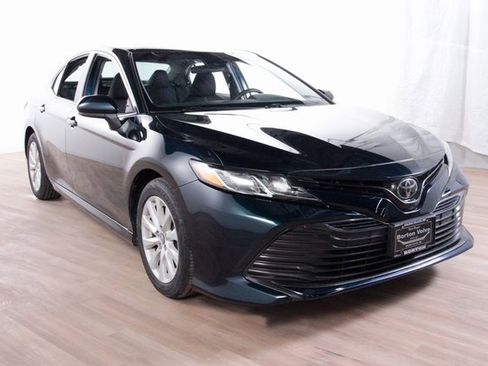 Used 2018 Toyota Camry LE image 3