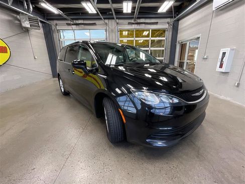 Used 2017 Chrysler Pacifica LX FWD image 7