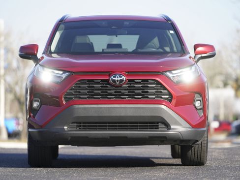 Used 2022 Toyota RAV4 XLE Premium image 32