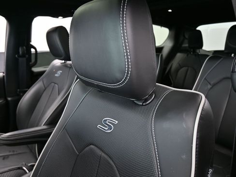 Used 2024 Chrysler Pacifica Limited w/ S Appearance Package image 17